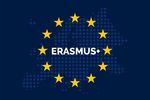 Schriftzug ERASMUS+, umkreist von gelben Sternen, vor Umrissen der EU auf dunkelblauem Hintergrund.