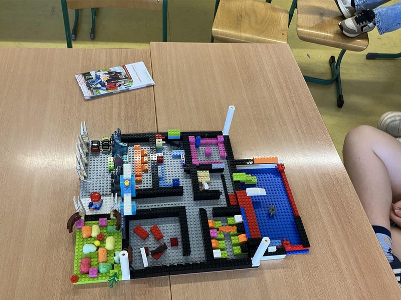 Lego Serious Play Modell auf Tisch