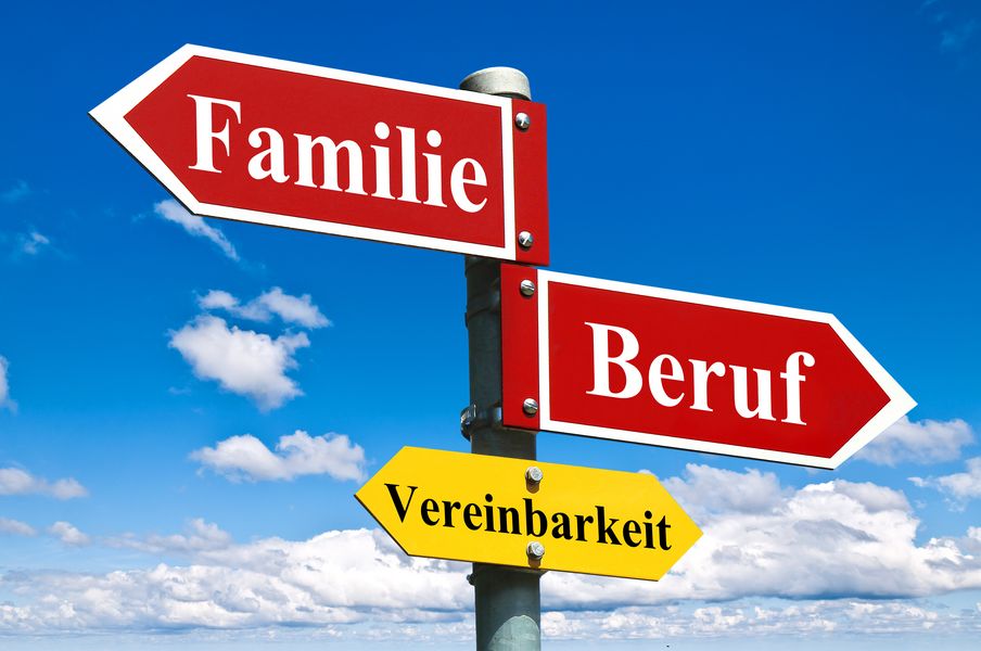 Bild zeigt Pfeile mit den Aufschriften Familie, Beruf und Vereinbarkeit (Quelle: L. Klauser/adobestock)