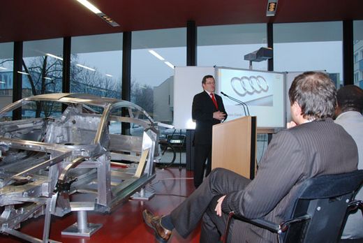 Bild welches Dipl.-Ing. H. Timm, Audi AG, Leiter Aluminium- und Leichtbauzentrum, bei einer Veranstaltung zum Thema "Leichtbau mit Aluminium" zeigt