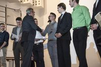 Foto: Sieben Absolventen erhalten eine Gratulation und bekommen ihre Urkunden überreicht.