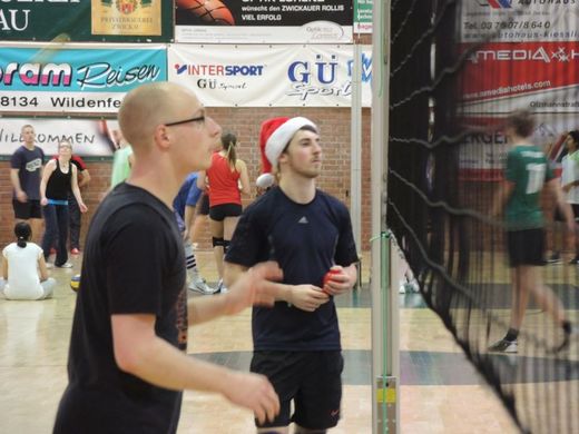Foto: 2 Spieler stehen an einem Volleyballnetz.