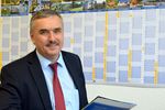 Peter Mißbach, Anzug, Kravatte, in der Hand eine Urkunde, blickt freundlich in die Kamera