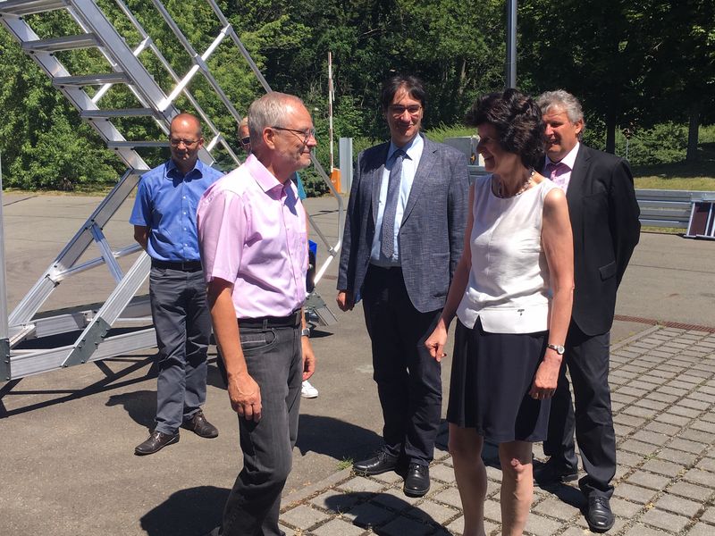 Foto: Frau Ministerin Stange im Gespräch mit einem Projektverantwortlichen für den Oberleitungsbus. Im Hintergrund Rektor Hr. Kassel, Kanler Hr. Steiner und ein weiterer wissenschaftlicher Mitarbeiter.