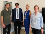 zwei Männer und zwei Frauen stehen in einem Raum.