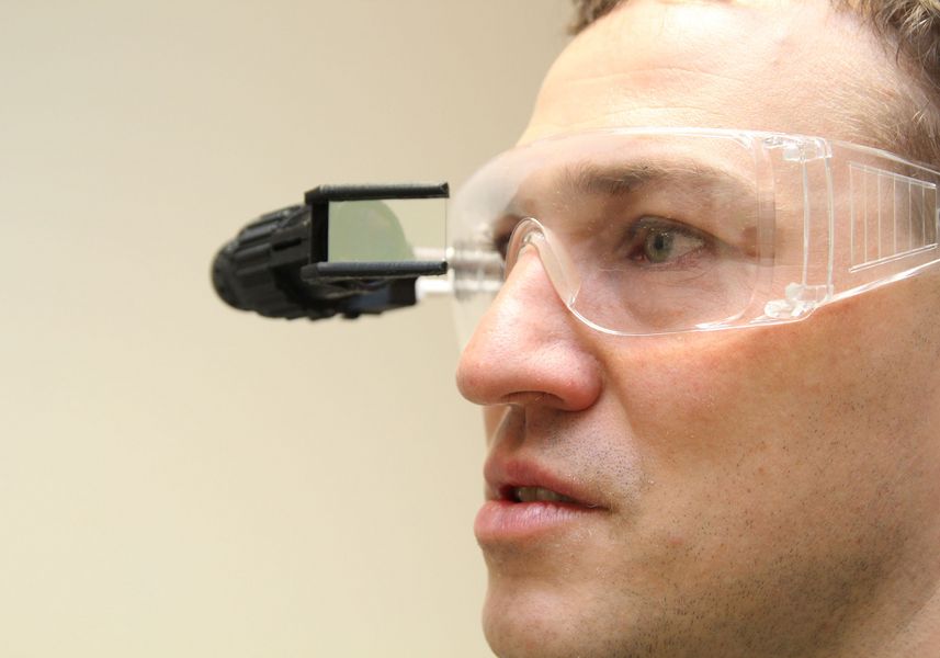 Gesicht eines Mannes in Nahaufnahme mit einer schwarzen Datenbrille