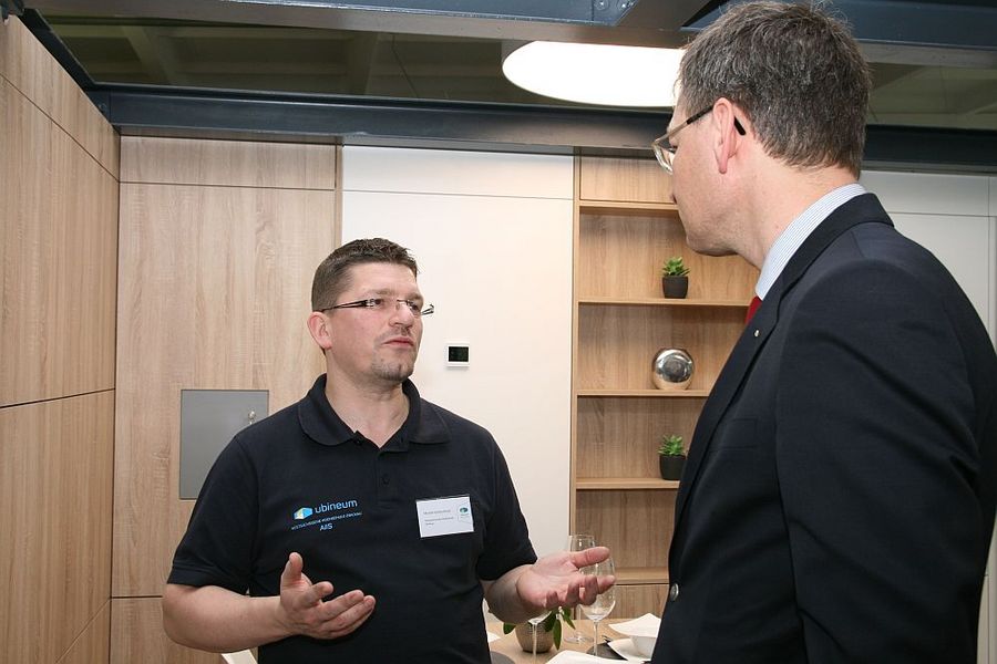 Marek Kretzschmar (li.), WHZ-Forscher im ubineum, im Gespräch mit WHZ-Prorektor Prof. Gundolf Baier. 