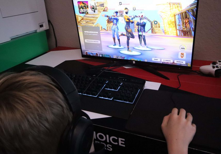 Kind beim Spielen des PC-Spiels Fortnite