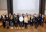 Gruppenbild der Stipendiaten in der Aula der Hochschule. Alle tragen Maske und halten Abstand.