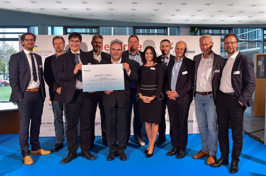 Gruppenbild des Projektkonsortiums mit Fördermittelbescheid. 
