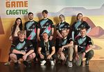 Gruppenbild jungen Menschen vor einer Messewand