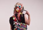 Foto: Ein Modell trägt Upcycling-Mode, die aus entsorgten und wiederverwerteten Textilien entworfen wurde.
