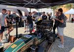 Fahrzeug Racing Team steht unter einem Pavillon auf dem Kornmarkt, um das Fahrzeug herum diskutieren Besucher und Teammitlgieder.