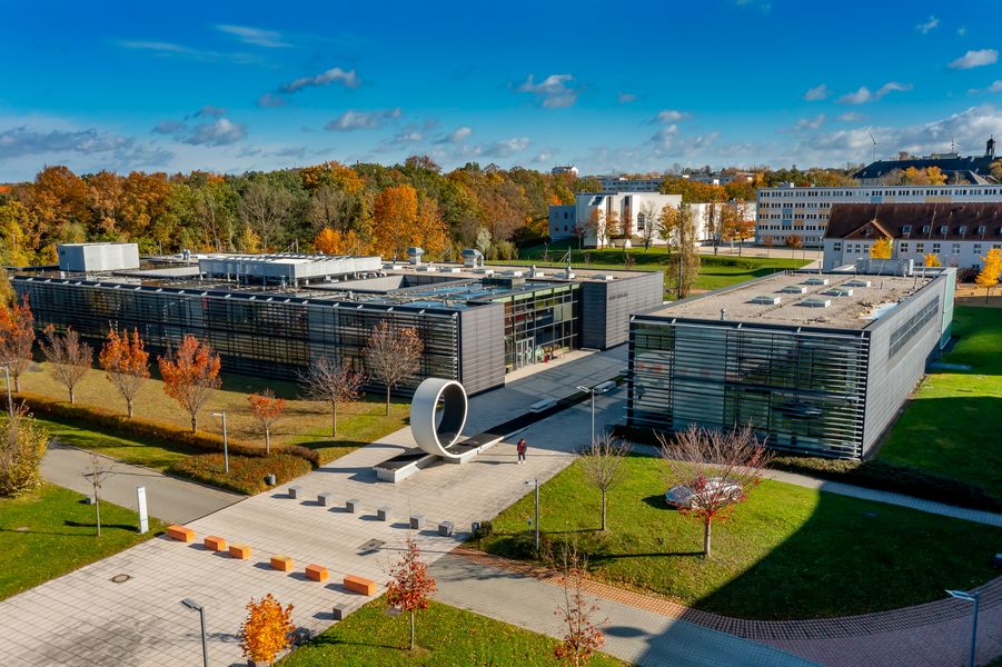 Landschaft bei blauem Himmel mit Gebäuden der Westsächsischen Hochschule Zwickau