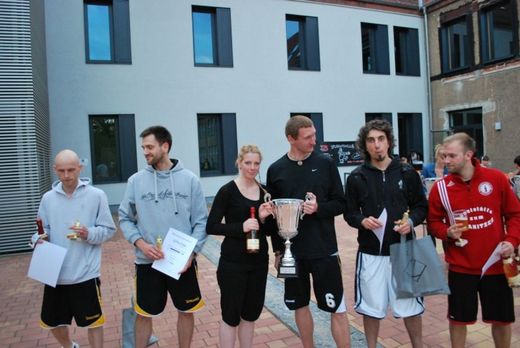 Foto: Gruppenbild von 6 Teilnehmern mit Urkunden im Außenbereich stehend.
