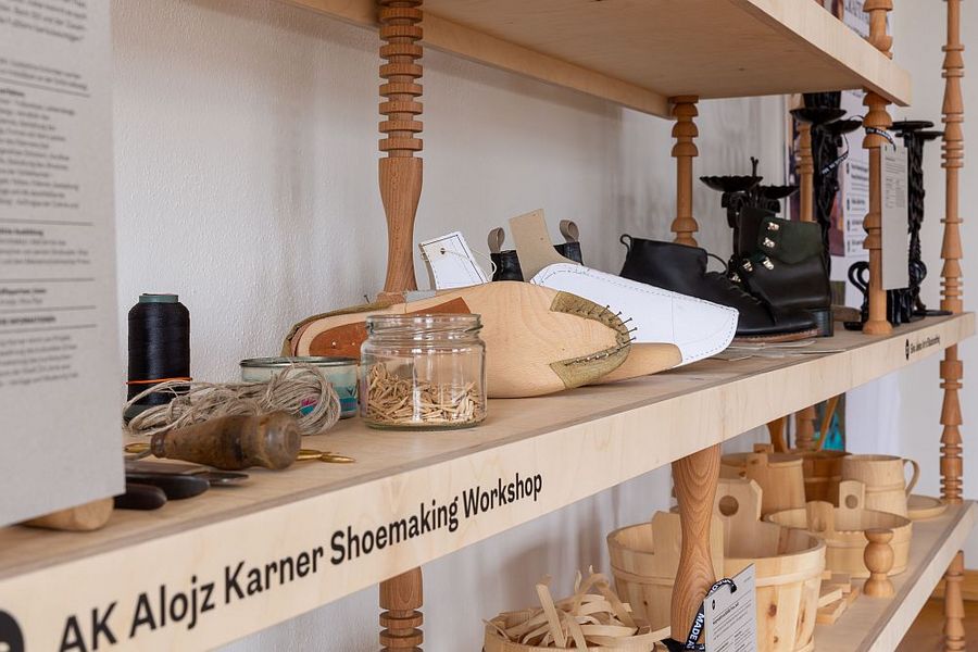 Foto: Auf einem Holzregal liegen Werkzeuge zur Herstellung von Schuhen. 