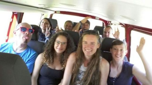 Foto: Eine Gruppe vom Kitesurfcamp sitzt zusammen in einem Kleinbus.