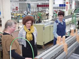 Foto: An der Webmaschine von links nach rechts: Frau Prof. Hoffmann, ITL, Frau Prof. Shehi aus Albanien, Laboringenieurin Frau Jungandreas