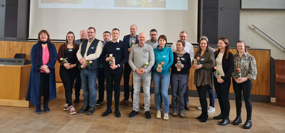 Foto: Forschungsprojekt "Multiplikatorenkonzept – Training emotionaler Kompetenzen (TEK)-Rettungsdienst", Projekttreffen, Gruppenfoto (Foto: WHZ/Verena Schilling)