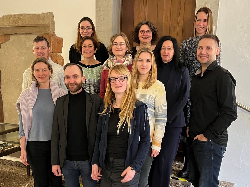 Gruppenbild mit mehreren Personen - gelöste Stimmung