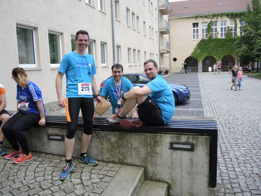 Foto: 4 Teilnehmer des Marathonlaufes im Bibliotheksinnenhof.
