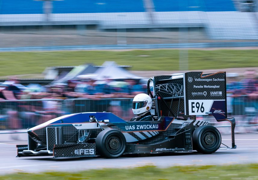 schwarzer Rennwagen auf einer Rennstrecke