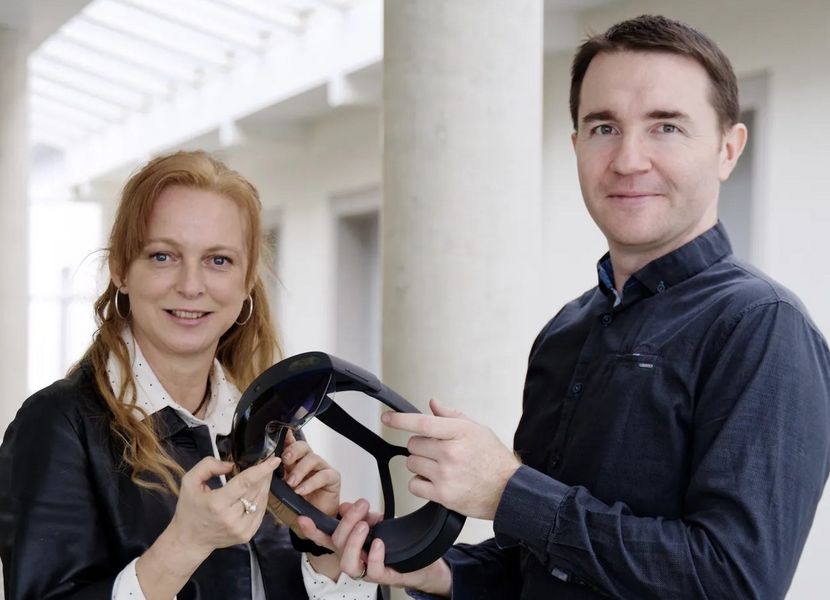 Professorin Silke Kolbig und Mitarbeiter Christian Fiedler halten gemeinsam eine VR-Brille (Quelle: Charlott Wieden)