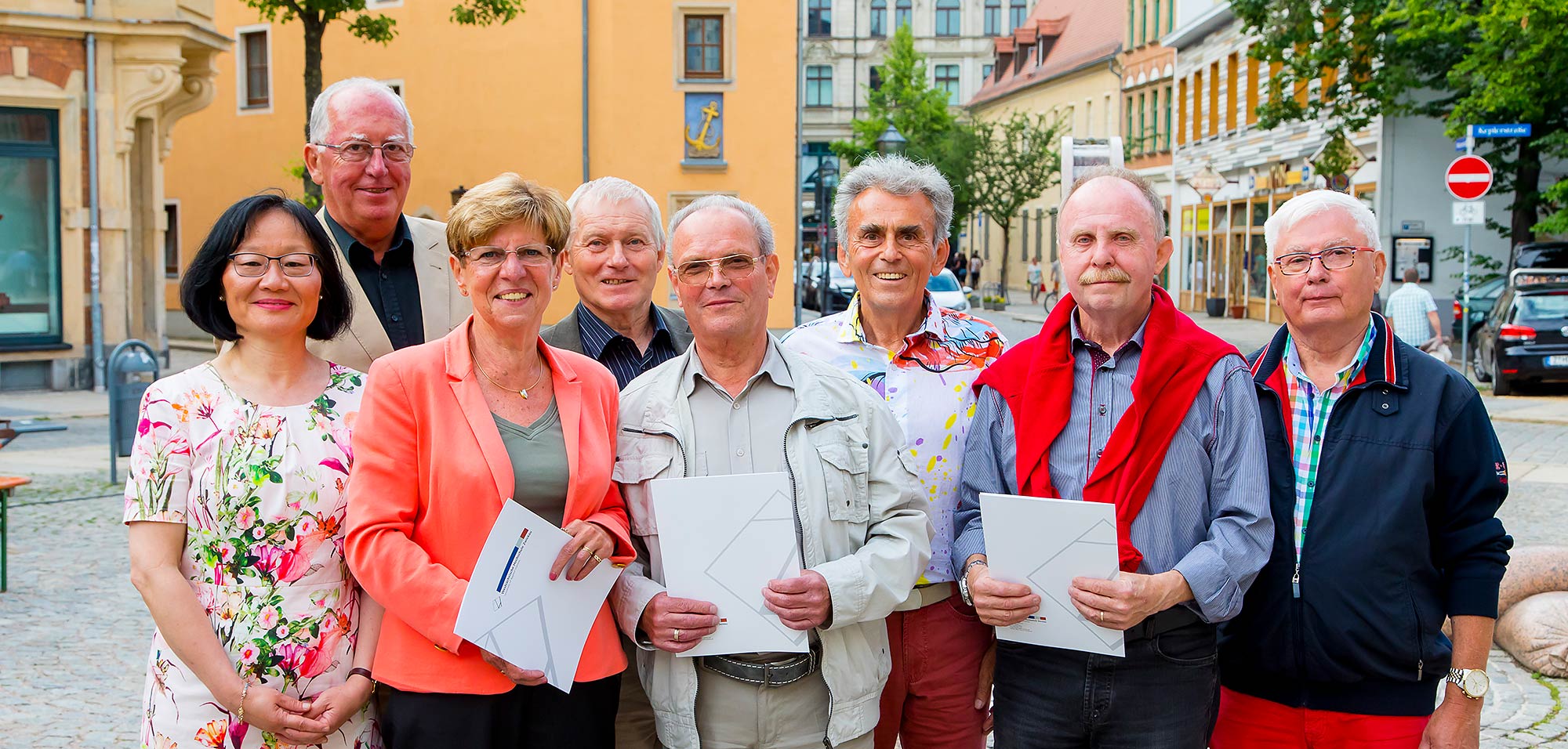 Foto: Titelbild Alumnitreffen und Jubiläen. Gruppenfoto mit einer Gruppe Alumni die Urkunden in der Hand halten.