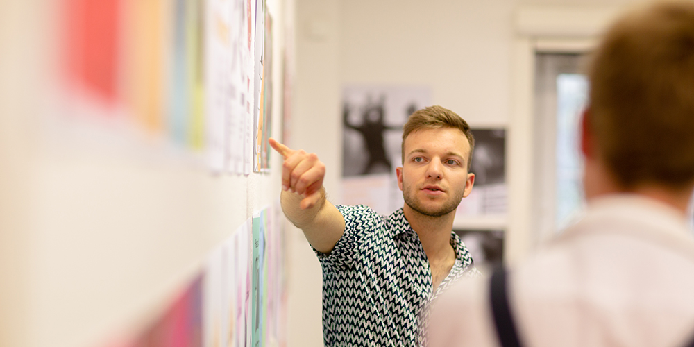 Ein Student während der Präsentation von Abschlussarbeiten des Grundlagenstudiums