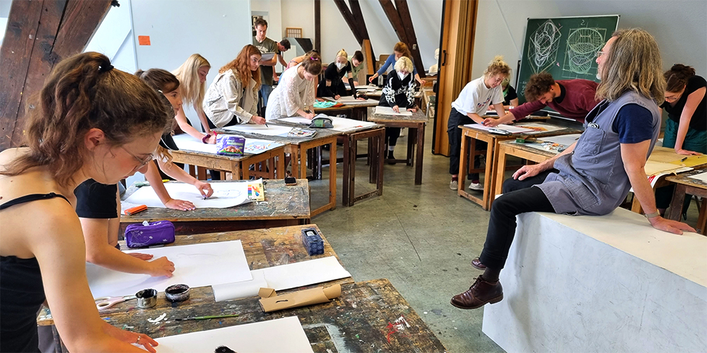 Foto: Fakultät Angewandte Kunst Schneeberg, Studiengang Gestaltung, Projekt Visuelle Wahrnehmung und elementare Gestaltungszusammenhänge, Studierende in Atelier zeichnen 