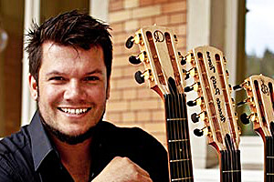 Foto: Vicente Patiz mit Gitarre. Jahresauftakt. Galerie Angewandte Kunst Schneeberg in Lichtenwalde.