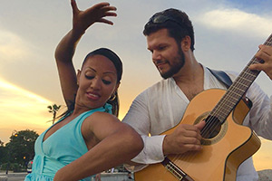 Foto: Vincente Patiz mit Gitarre und einer Tänzerin.
