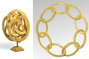 Fotoreihe: 2 Bilder. Ein kunstvolles Standobjekt. Ein Ring in einer Kettenform. Peter Bauhuis, Chain chained – Object or chain?, 2017