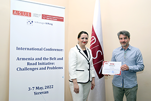 Vorschaubild: Thomas Pöpper mit Professorin Diana Galoyan, Rektorin der ASUE (Armenian State University of Economics)