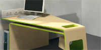 Foto: Ein Arbeitstisch mit integriertem Kindersitz. Der Raum 318 – ein Angebot für das Projekt Kind und Studium an der AKS.
