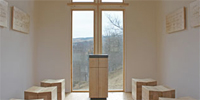 Foto: Wanderkapelle Deutschneudorf mit Sitzmöbeln, Altar und Psalmtafeln.