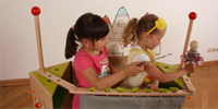 Foto: Von der Bude zur Märchenecke. Eine Kiste mit mehreren Funktionen in der Kinder individuelle Spielideen umsetzen können.