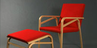 Foto: Ein Holzstuhl – Gestaltungsangebot für den Wohnbereich. Mit ergnomischer Sitzfläche und Rückenlehne.