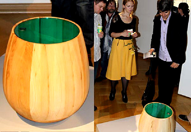 Fotoreihe: Kübelförmiger Tisch mit farblicher Glasplatte. Abschlussarbeit Holzgestaltung 2011
