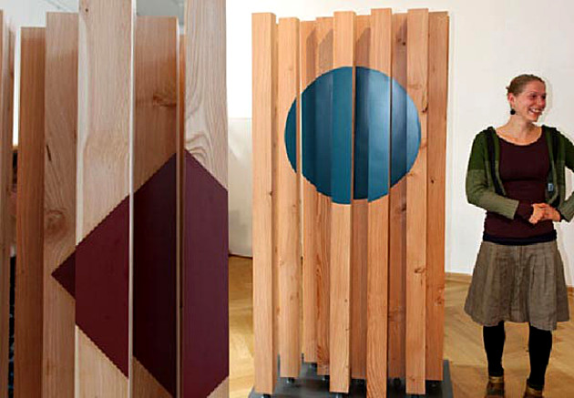 Fotoreihe: Hoch gestellte Kanthölzer zu Blöcken zusammen gestellt. Abschlussarbeit Holzgestaltung 2011