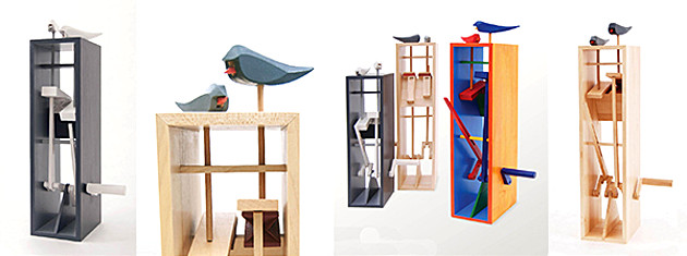 Fotoreihe: Kuckucks-Automat. Ein Schrank mit dem durch eine Mechanik mit Kurbel wo zwei Holz Kuck Kucks oben auf hoch und runter bewegt werden können. Abschlussarbeit Holzgestaltung 2015