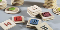 Foto: Abbildung verschiedener Spielsteine. Studienarbeit Mathematik und Spiel.