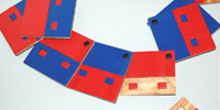 Foto: Rot, blaue Spielsteine. Spielmittel für Sehbehinderte.