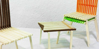 Foto: Zwei Stühle und ein kleiner Tisch. Studienarbeit: Stühle St. Wolfgang.