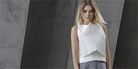 Foto: Ein Model präsentiert eine Oberbekleidung. Thema: Architektur und Mode.