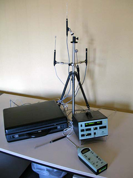 Foto: Auf einem Tisch liegen verschiedene Messtechnik Instrumente.