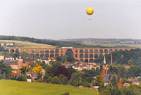 Foto: Entfernter Blick auf die Göltzschtalbrücke.