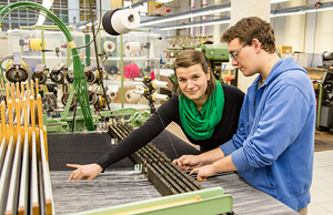 Foto: Zwei Studenten beim Praktikum an der Webmaschine - jeder fängt mal klein an. Foto: WHZ/Helge Gerischer