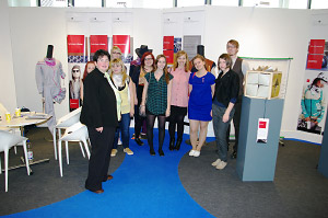 Gruppenfoto: Am Gemeinschaftsstand der Messe Techtextil mit Studierenden und Mitarbeiter.