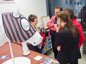 Foto: Ein Pferdekopfmodell mit einem Zeckenschutz. Besucher der langen Nacht der Technik informieren sich am Stand über Textilen Zeckenschutz bei Pferden. Fotoquelle: Prof. Hardy Müller / ITL